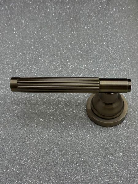 OLİFKA ROZETLİ KAPI KOLU BRONZ