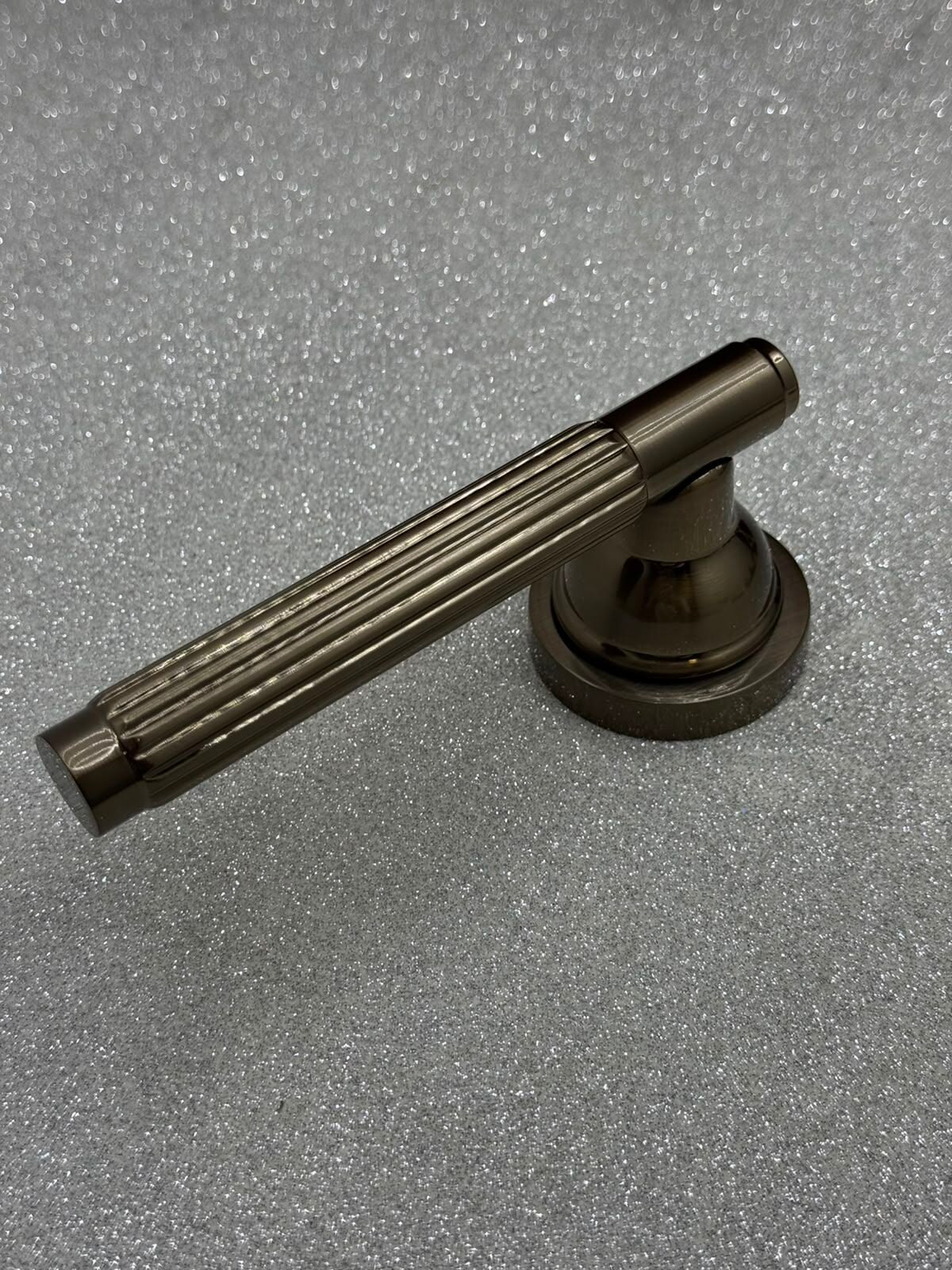 OLİFKA ROZETLİ KAPI KOLU BRONZ