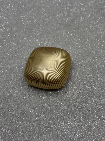 MAKS LAOS ÇİZGİLİ 32MM DÜĞME MAT ALTIN