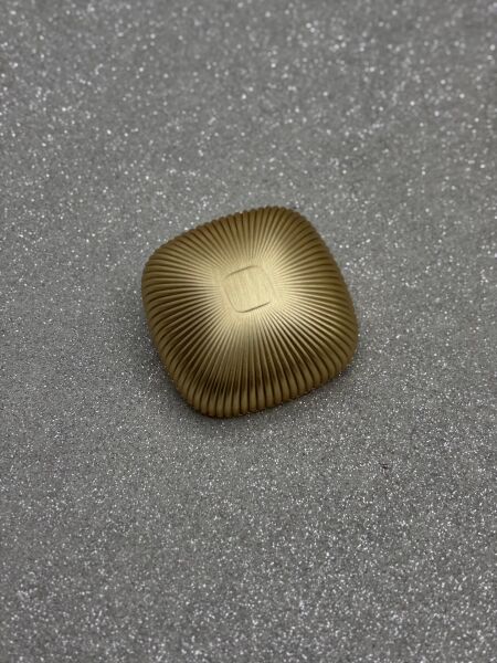 MAKS LAOS ÇİZGİLİ 32MM DÜĞME MAT ALTIN